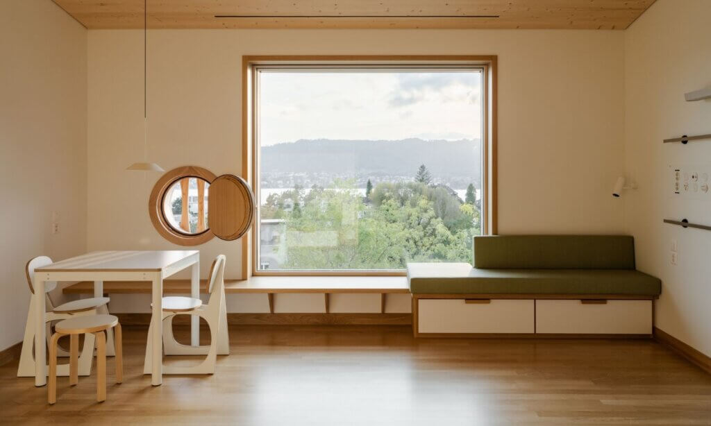 Das dreigeschossige Haus ist bewusst als kleine Stadt angelegt: Plätze und Parcours vernetzen die Abteilungen, auf jeder Etage öffnen sich grüne Innenhöfe. 
