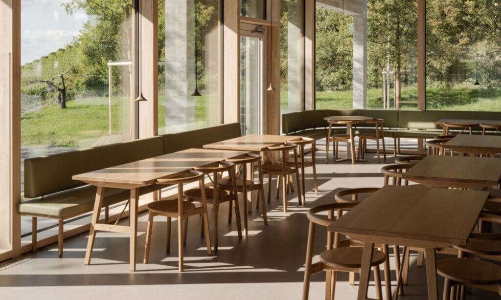 Den kindlichen Maßstab hält das Büro konsequent im Blick: Holzfassaden unterteilen den Bau visuell in kleinteilige Fragmente, die an Baumhäuser erinnern, großzügige Panoramafenster ermöglichen immer wieder Ausblicke in Parkanlagen und begrünte Lichthöfe.