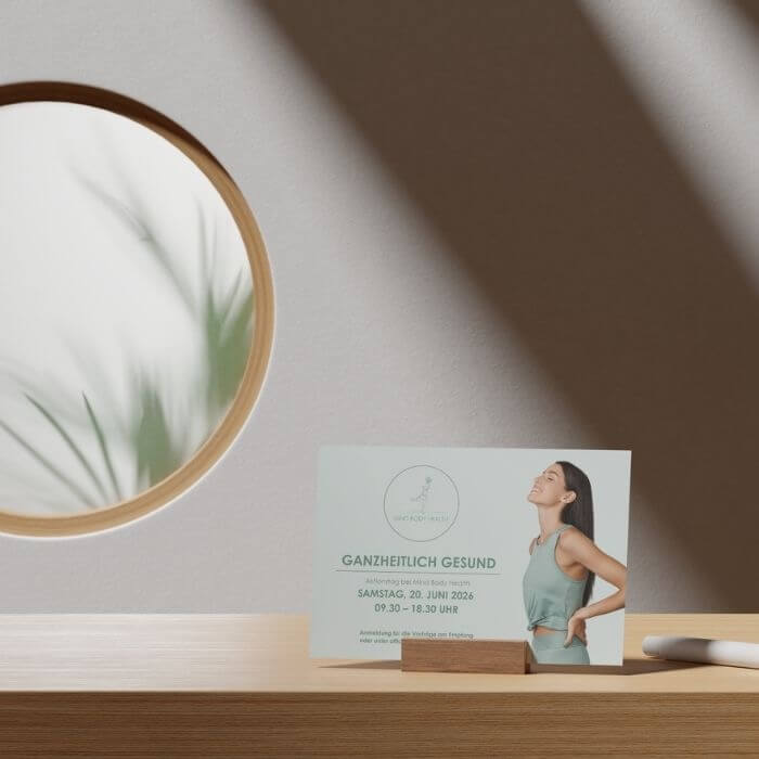 Mit einem handlichen Druckformat Events ankündigen, Patientinnen und Patienten ansprechen und deine Praxis professionell präsentieren – ganz ohne Designvorkenntnisse.