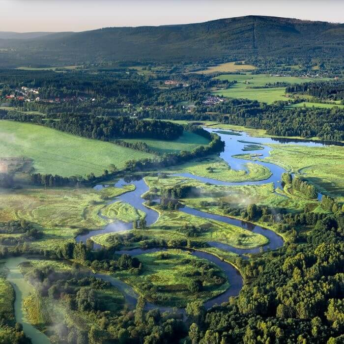 Im zweiten Teil nehmen wir dich mit auf Wanderwege durch den Böhmerwald, entlang der Moldau auf dem Rad und in die lebhaften Städte der Region – und verraten dir, wo du regional, saisonal und mit echtem böhmischen Charakter speisen kannst.