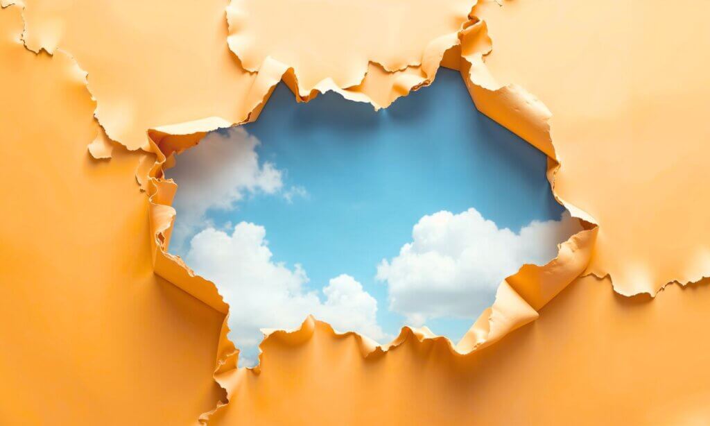 Durch ein zerrissenes gelbes Papier sieht man den blauen Himmel – Klimaresilienz in der Break-Out-Session.