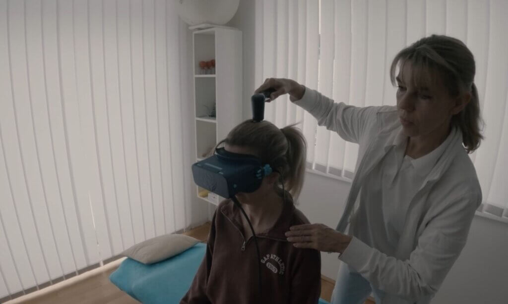 Physiotherapeutin und Schwindel-Expertin Petra Walk bei einer Therapieeinheit.