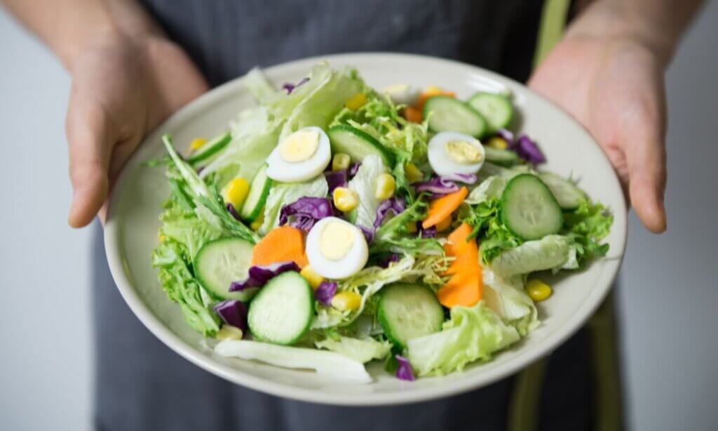 Ein Teller mit Gemüse ganz im Sinne der Planetary Health Diet.
