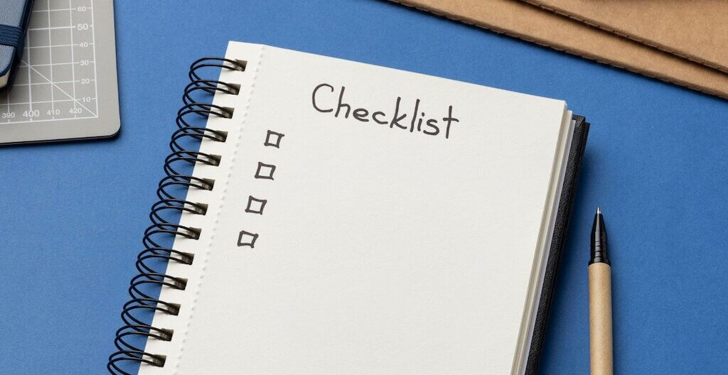 Notizblock mit Checkliste liegt auf einem Schreibtisch – bereits für den Praxisalltag.
