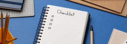 Notizblock mit Checkliste liegt auf einem Schreibtisch – bereits für den Praxisalltag.