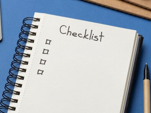 Notizblock mit Checkliste liegt auf einem Schreibtisch – bereits für den Praxisalltag.