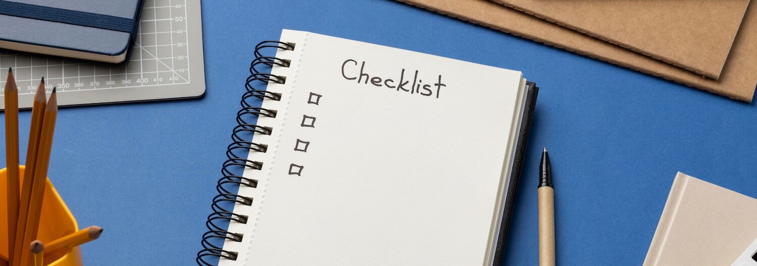 Notizblock mit Checkliste liegt auf einem Schreibtisch – bereits für den Praxisalltag.