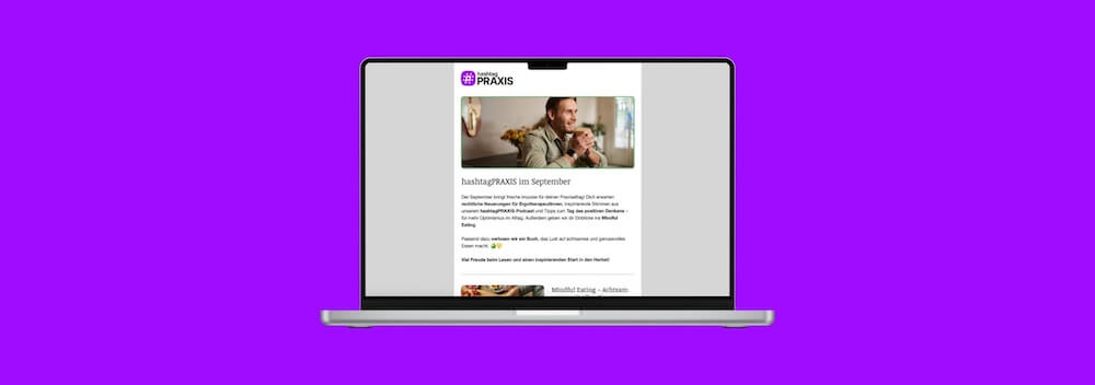 Der September-Newsletter von hashtagPRAXIS ist auf einem aufgeklappten Laptop zu sehen.