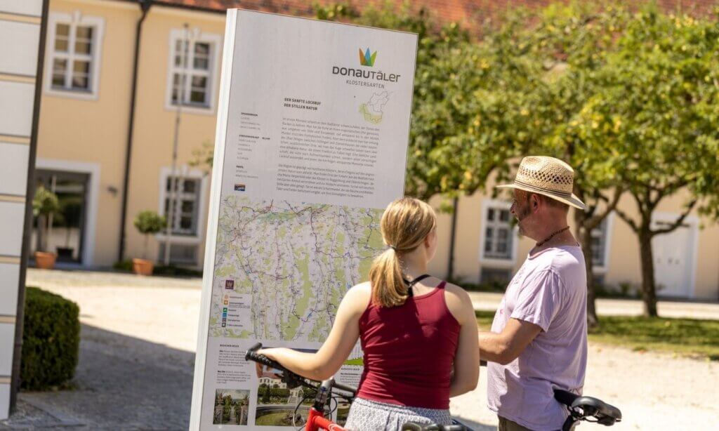 Zwei Radfahrer studieren die Radroute Donautäler.