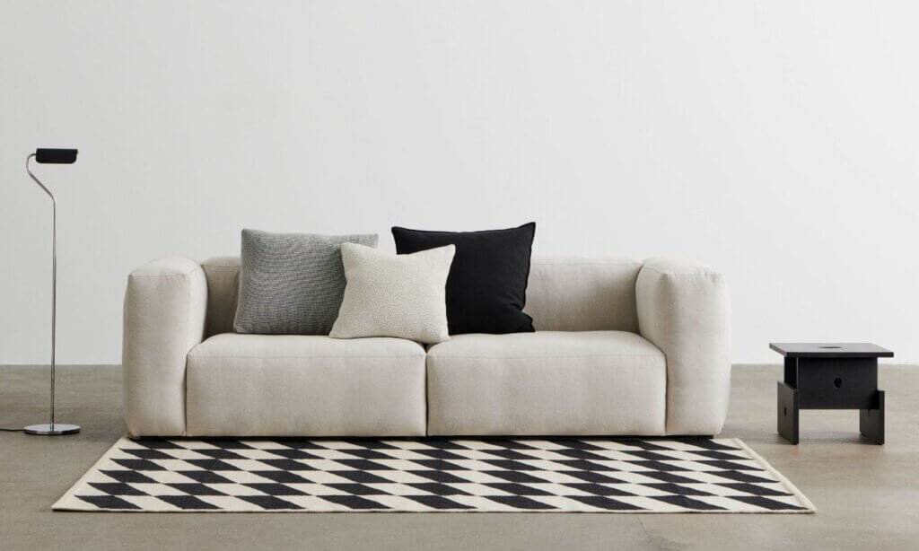 Die Mags 2,5 Seater Combination von HAY in einem Grau-Beige-Ton.