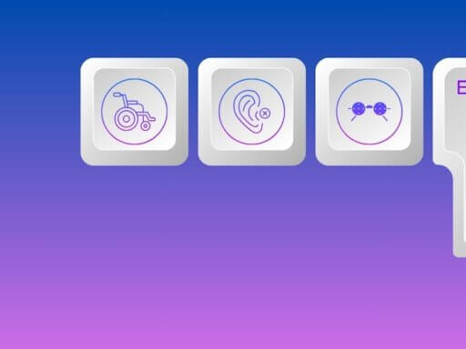 Auf drei Tasten einer Computertastatur sind die Symbole für körperliche Einschränkungen sowie Taubheit und Blindheit gedruckt. Daneben sieht man eine Enter-Taste. Ein Sinnbild für die Barrierefreiheit von Websites.