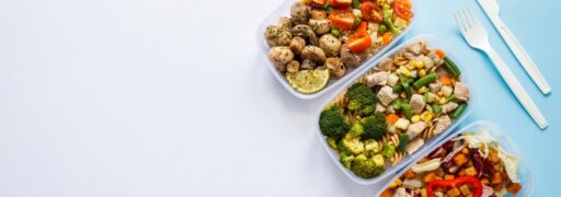 Glasdosen mit vorbereitetem Essen stehen bereit um in die Arbeit mitgenommen zu werden.