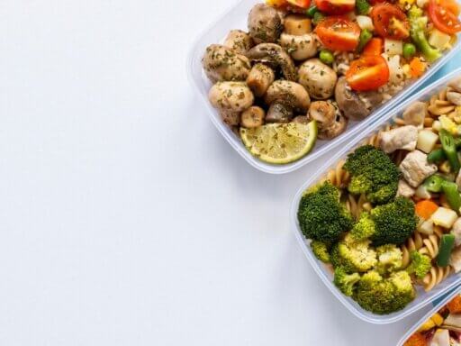 Glasdosen mit vorbereitetem Essen stehen bereit um in die Arbeit mitgenommen zu werden.