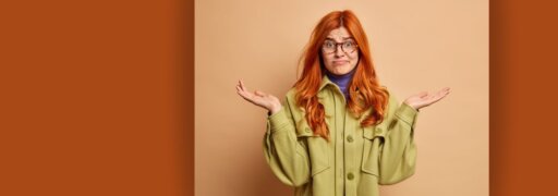 Eine Frau hebt verwirrt die Arme, weil sie sich bezüglich der Unterschiede bei DiätologInnen, ÖkotrophologInnen und DiätassistentInnen in Deutschland und Österreich nicht auskennt,