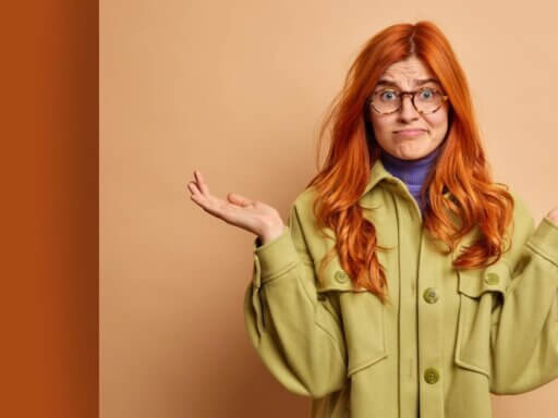 Eine Frau hebt verwirrt die Arme, weil sie sich bezüglich der Unterschiede bei DiätologInnen, ÖkotrophologInnen und DiätassistentInnen in Deutschland und Österreich nicht auskennt,