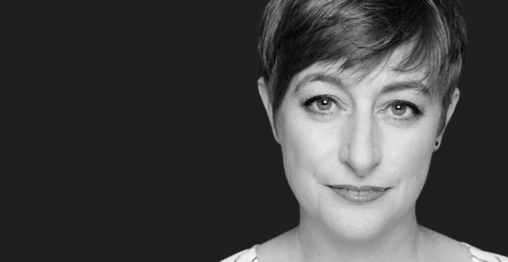 DSGVO-Expertin Monika Stern im Schwarz-Weiß-Portrait.