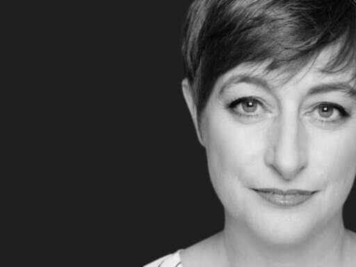 DSGVO-Expertin Monika Stern im Schwarz-Weiß-Portrait.