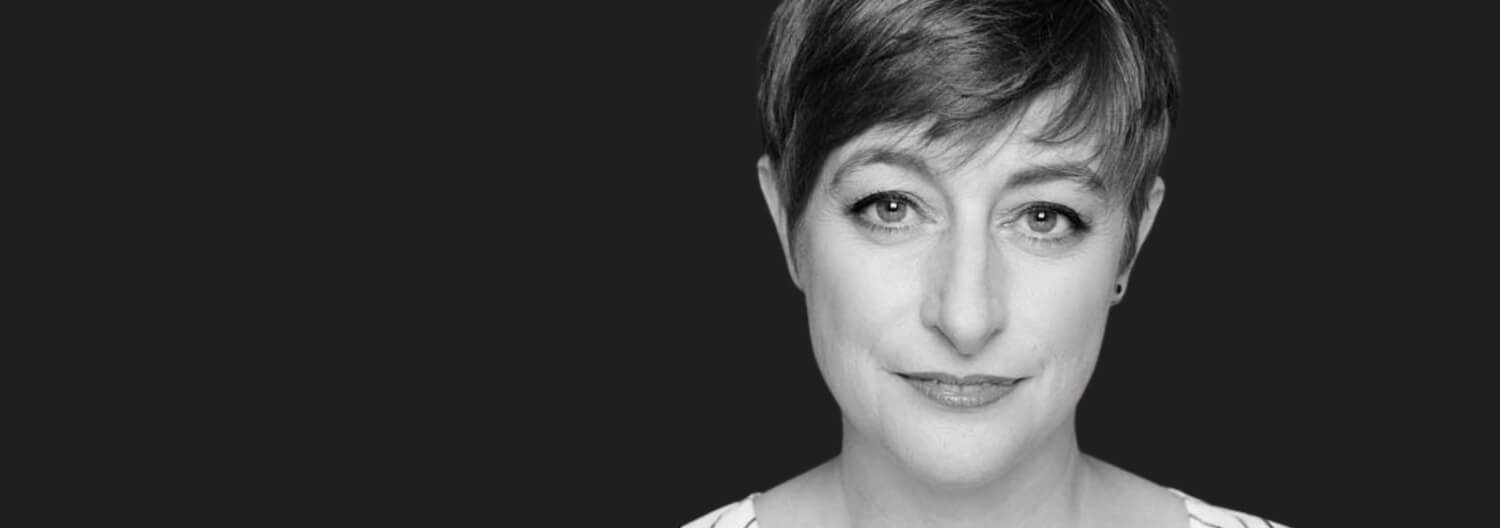 DSGVO-Expertin Monika Stern im Schwarz-Weiß-Portrait.