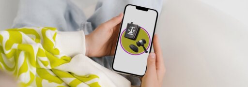 Eine Person hält ein Smartphone auf der ein Logo mit Gesetzbuch und Richter-Hammer zu sehen ist – sinnbildlich für die juristischen Tools, die genutzt werden können.