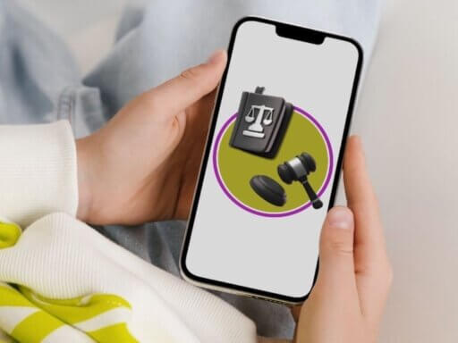 Eine Person hält ein Smartphone auf der ein Logo mit Gesetzbuch und Richter-Hammer zu sehen ist – sinnbildlich für die juristischen Tools, die genutzt werden können.