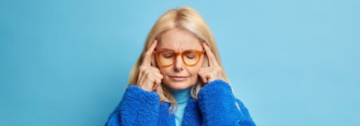 Frau mittleren Alters leidet unter Schwindel.