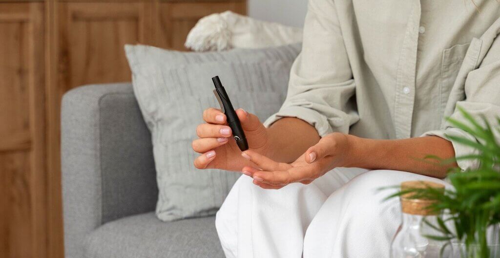 Eine Frau mit Diabetes testet ihren Blutzuckerspiegel.