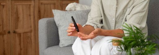 Eine Frau mit Diabetes testet ihren Blutzuckerspiegel.