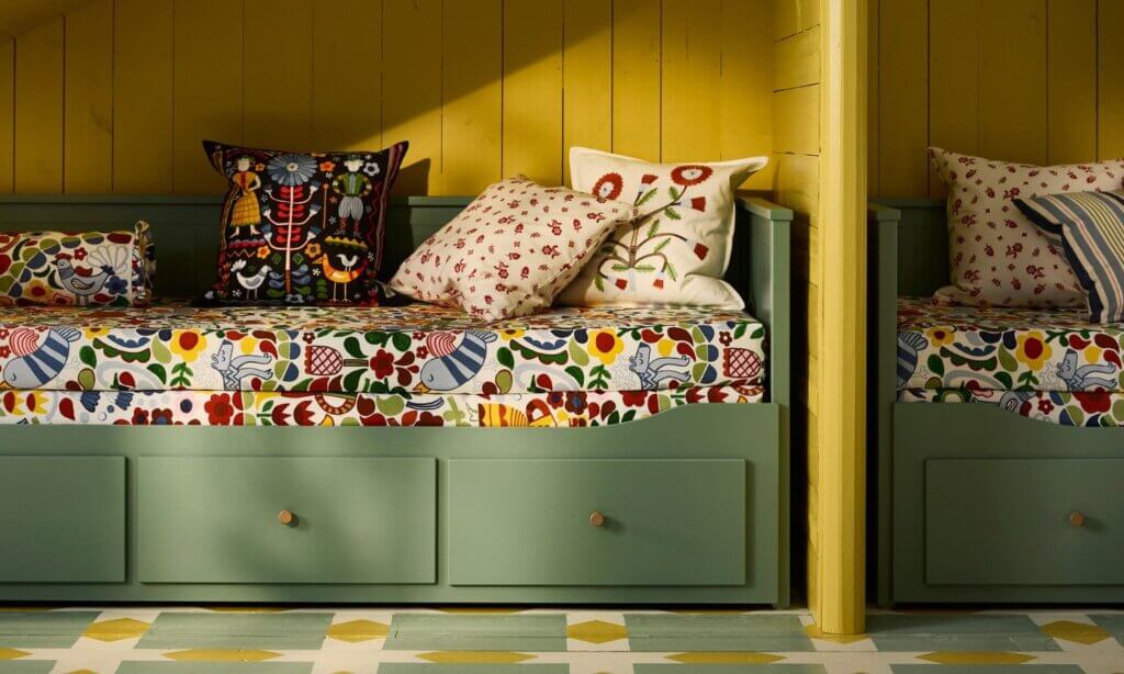 Hemnes Tagesbettgestell in Graugrün von IKEA.