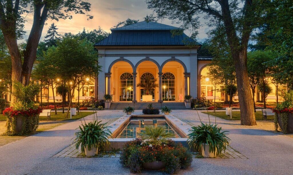 Die wunderschöne Kurhalle von Bad Steben steht stellvertretend für die Kur- und Thermenkultur in Bayern.