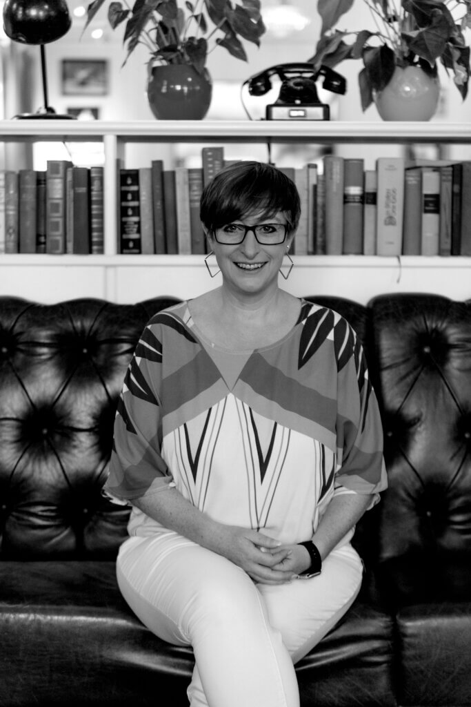 Monika Stern hat sich auf Website-Design, Printgestaltung und DSGVO spezialisiert und hilft NeugründerInnen beim Start in die Selbstständigkeit.