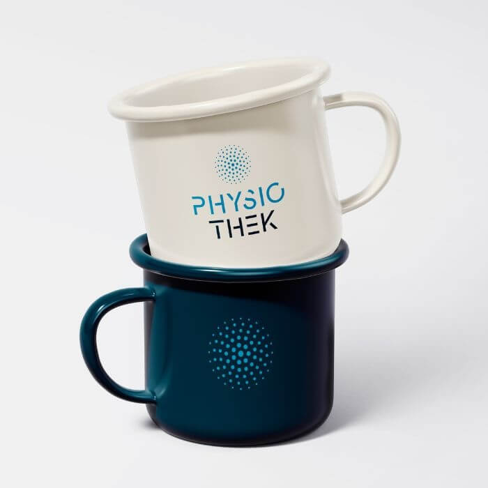 Zwei Tassen im Farb- und mit dem Logo-Design der Physiothek.
