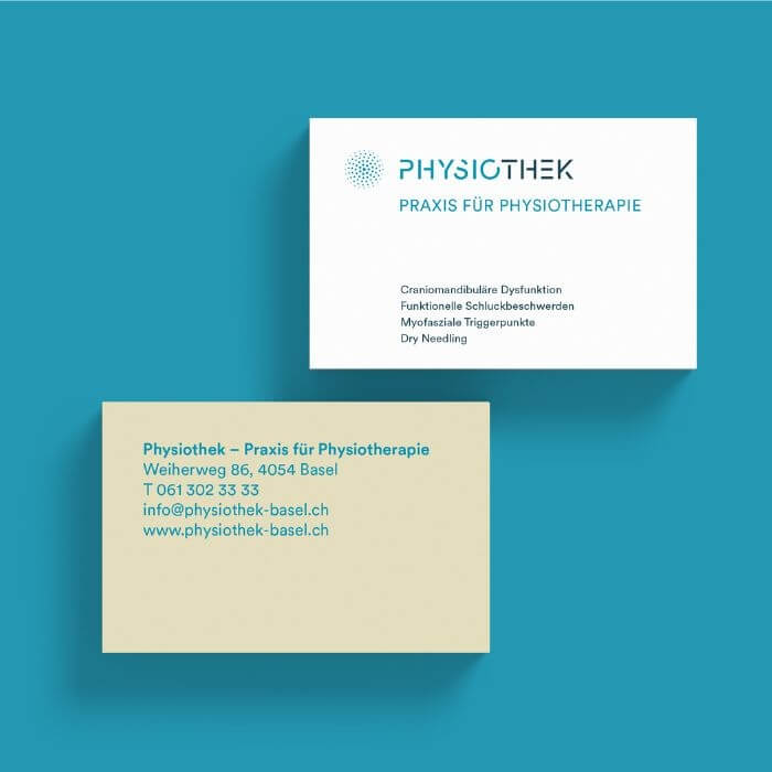 Die Visitenkarten der Physiothek in Basel im markanten Petrol und dem neutralen Sand-Farbton.