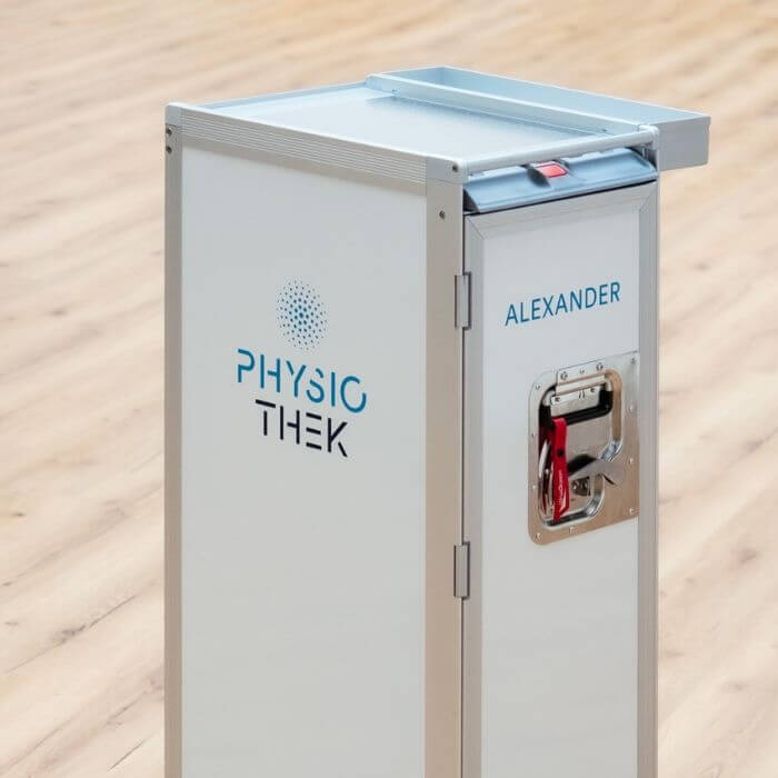 Ein gebrandeter Utensilien-Schrank mit Rollen, den die TherapeutInnen der Physiothek bequem bei jedem Termin dabei haben können. 