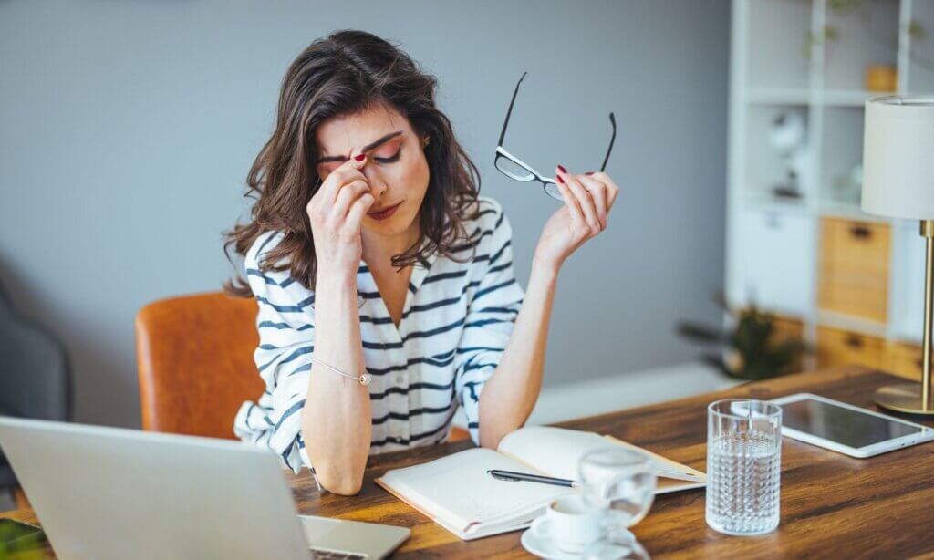 Stress kann sowohl zu Überessen als auch zu Appetitlosigkeit führen.