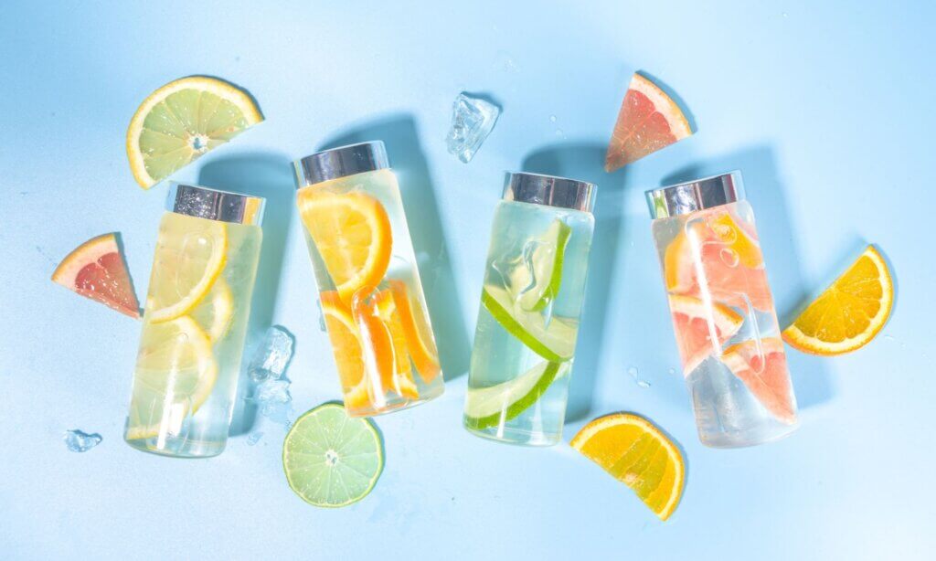 1,5 Liter Flüssigkeit sollte ein Erwachsener pro Tag zu sich nehmen.