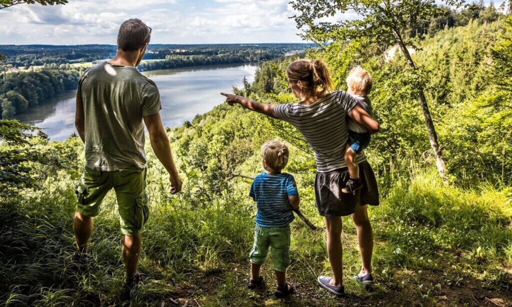 Eine Familie spaziert durch den Wildpark in Landsberg.
