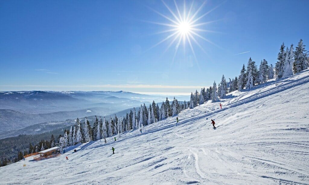 Eine Skipiste im Zugspitzgebiet zeigt die landschaftliche Schönheit Bayerns im Winter.