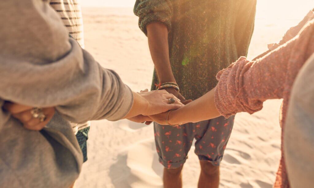 Freunde stehen und halten zusammen – soziale Verbindungen sind eine wesentliche Basis für Resilienz.