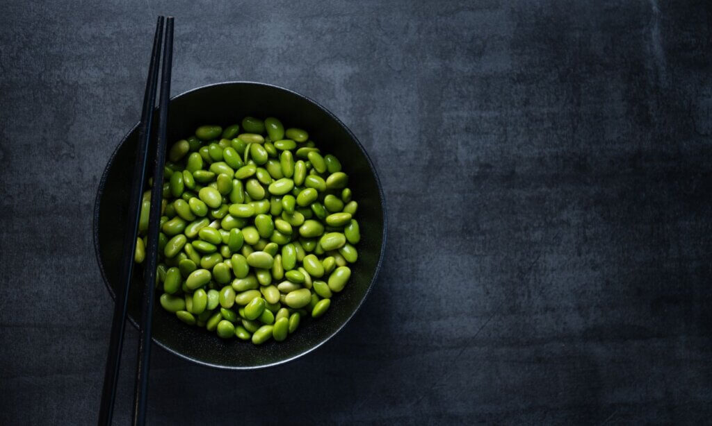Edamame sind unreife Sojabohnen, die kurz vor der vollständigen Reife geerntet werden. Die grünen Hülsen enthalten meist zwei bis drei pralle Bohnen, die süßlich-mild, leicht nussig schmecken und eine zarte, aber feste Konsistenz haben.
