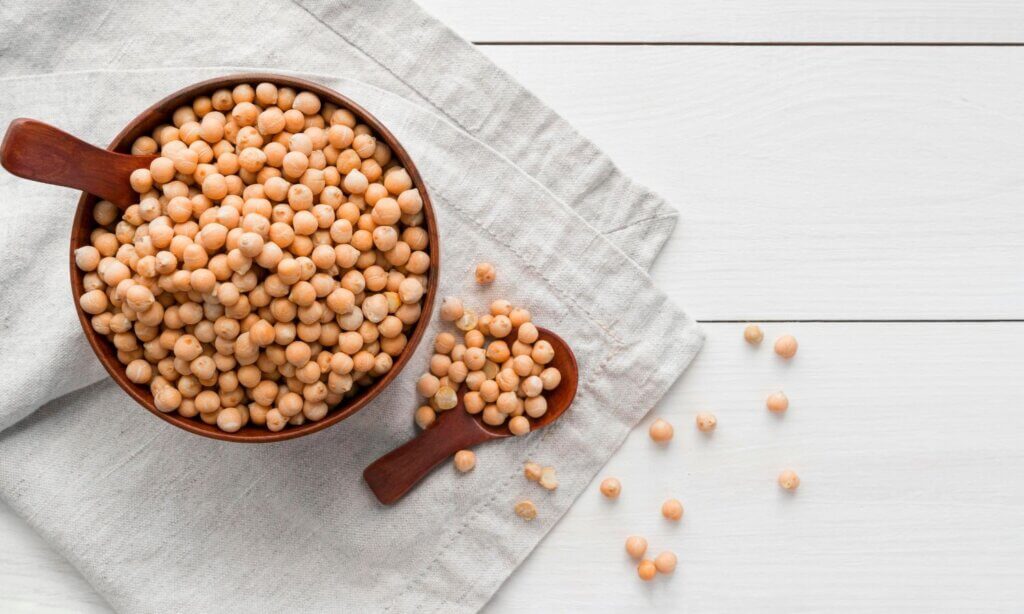 Durch ihren hohen Ballaststoff- und Proteingehalt sättigen Kichererbsen sehr gut. Sie können Heißhunger reduzieren und tragen so zur Gewichtsregulation bei.
