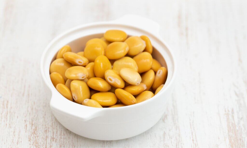 Lupinen gehören zu den ältesten Kulturpflanzen Europas und gewinnen seit einigen Jahren auch bei uns zunehmend an Bedeutung. Die essbaren Süßlupinen ähneln in ihrer Form den Linsen, ihre gelbliche Farbe erinnert an Maiskörner.