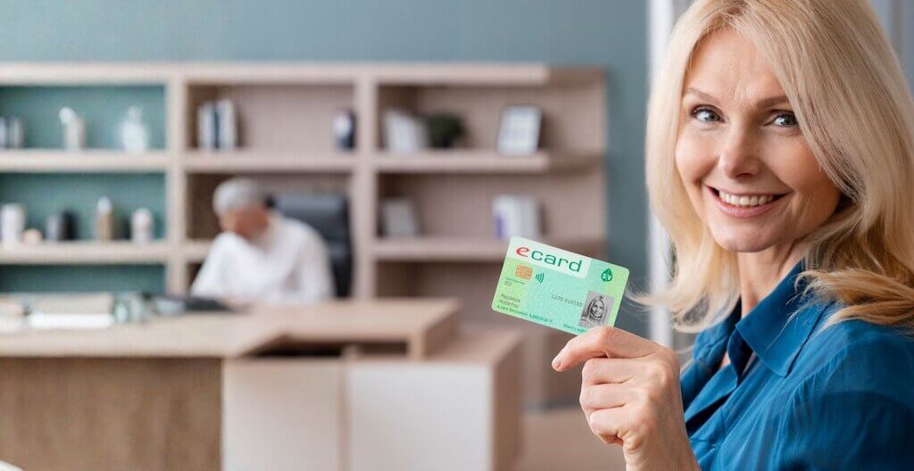 Eine Frau geht mit ihrer e-card zu einem Termin bei ihrer Wahlärztin.