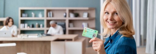 Eine Frau geht mit ihrer e-card zu einem Termin bei ihrer Wahlärztin.