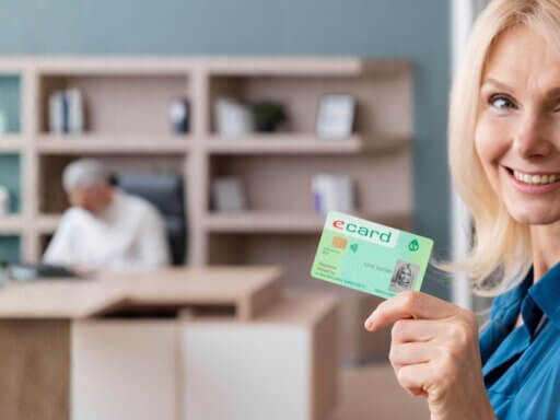 Eine Frau geht mit ihrer e-card zu einem Termin bei ihrer Wahlärztin.