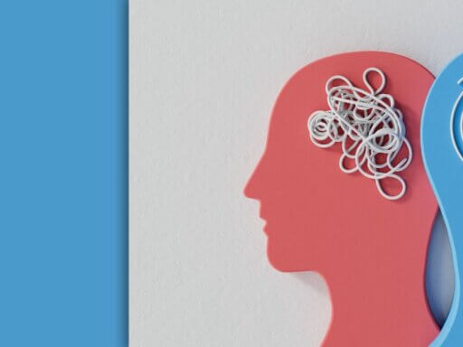 Zwei Köpfe – einer mit einem wirren Gedankenknäuel, einer mit einer sauber gedrehten Spirale. Es soll ein Sinnbild für die Wichtigkeit der Gesundheitspsychologie sein.