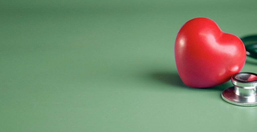 Ein Stethoskop und ein Herz stehen sinnbildlich für die Gesundheitsreform, die 2026 in Österreich geplant ist.