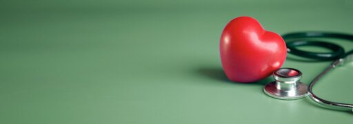 Ein Stethoskop und ein Herz stehen sinnbildlich für die Gesundheitsreform, die 2026 in Österreich geplant ist.