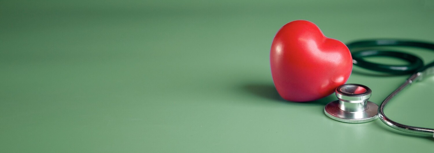 Ein Stethoskop und ein Herz stehen sinnbildlich für die Gesundheitsreform, die 2026 in Österreich geplant ist.