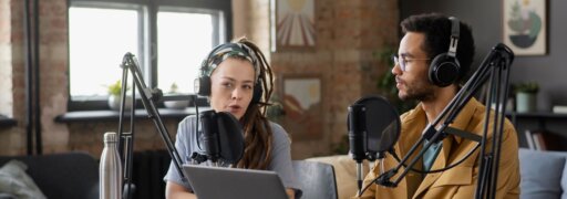 Ein Mann und eine Frau sprechen eine Podcast-Folge ein.