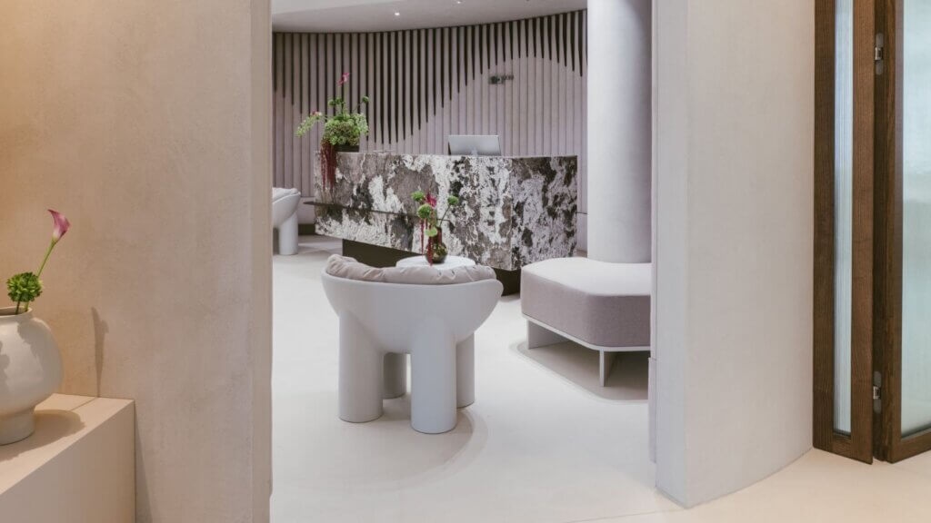 Das Team von MEGATABS architekten zeigt mit seiner Arbeit für SOO.med, wie zeitgemäßes Interior Design Medizinräume in atmosphärische Wohlfühlorte verwandeln kann.